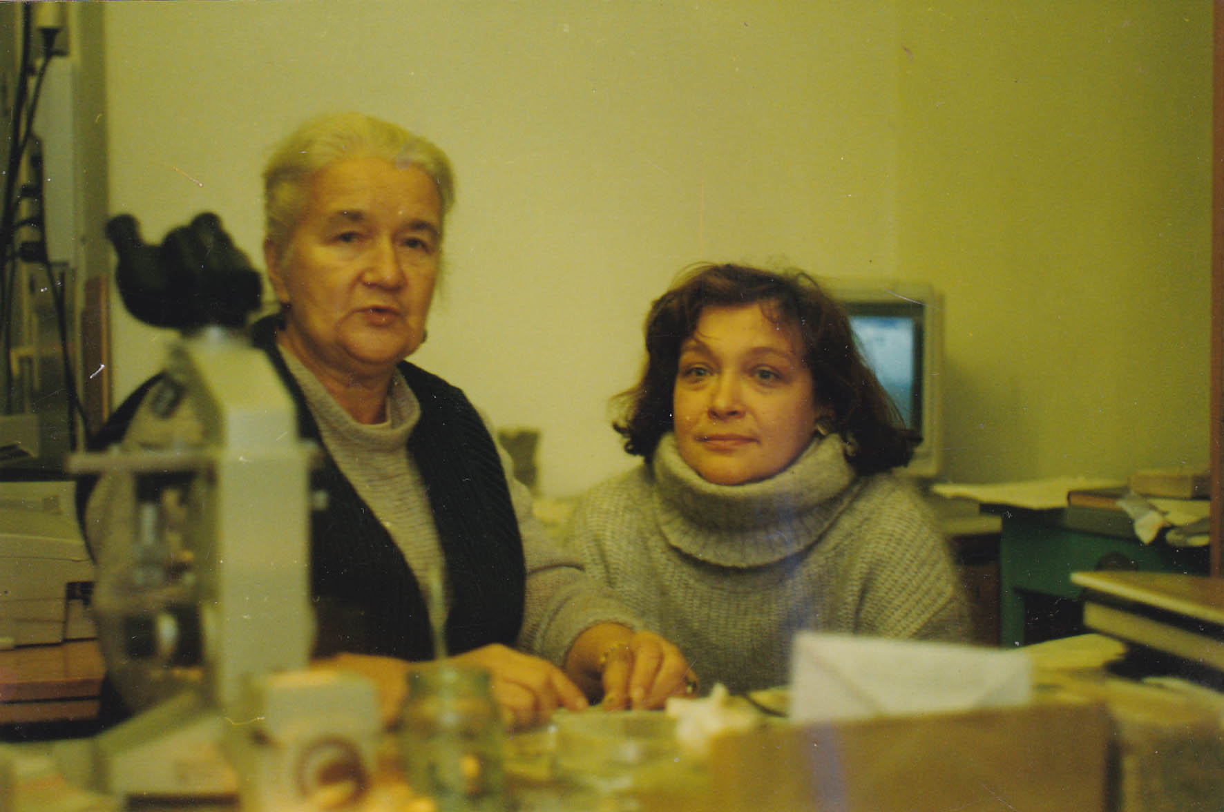 Ирма Викторовна Исси (слева) ведёт занятия с аспиранткой. Всероссийский НИИ защиты растений, 1996 год.